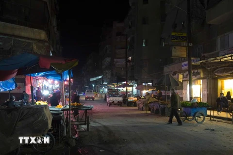 Bán hàng rong trên một đường phố ở Aleppo, thành phố phía bắc Syria ngày 26/2, chỉ vài giờ trước khi lệnh ngừng bắn có hiệu lực. (Nguồn: AFP/TTXVN)