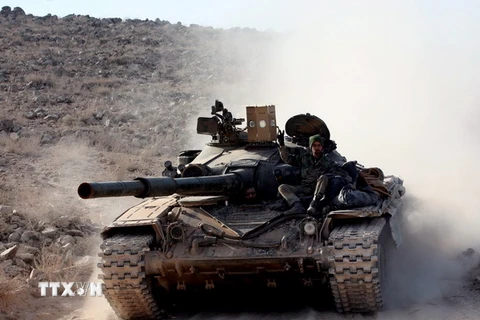 Xe tăng của quân đội chính phủ Syria trong chiến dịch quân sự truy quét phiến quân IS tại làng Zarour và Khanaser, thành phố Aleppo ngày 26/2. (Nguồn: AFP/TTXVN)