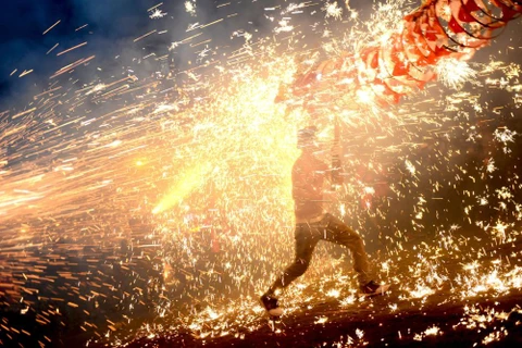 Người dân tộc Miêu tại Thái Giang, Quý Châu, Trung Quốc đốt pháo hoa kỷ niệm Lễ hội Đèn lồng ngày 22/2. (Nguồn: Sputniknews)