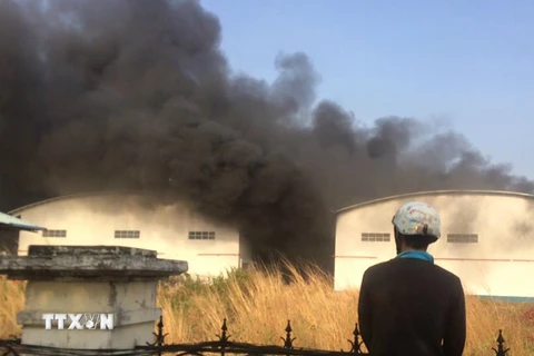 Lửa và khói đen bao trùm khu nhà kho Công ty Foam Hwa Ching Đồng Nai. (Ảnh: Sỹ Tuyên/TTXVN)