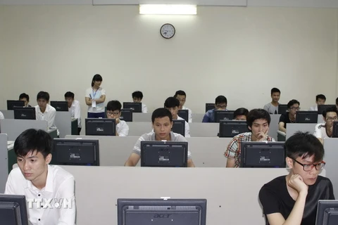 Thí sinh làm bài thi đánh giá năng lực trực tiếp trên máy tính trong kỳ thi đợt 2 năm 2015. (Ảnh: Quý Trung/TTXVN)