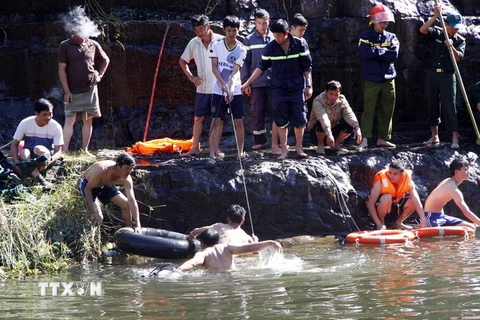 Lực lượng cứu hộ tỉnh Lâm Đồng tìm kiếm du khách người Belarus bị nạn dưới chân thác Pongour. (Ảnh: Đặng Tuấn/TTXVN)