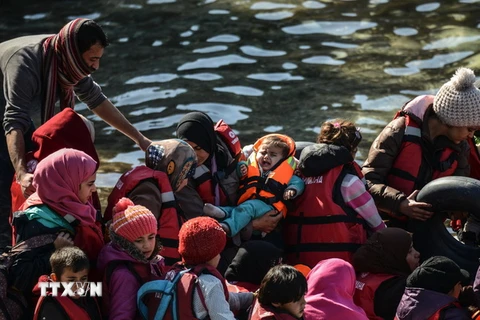 Người di cư Syria trong đó có nhiều trẻ em và phụ nữ trên chuyến hành trình vượt Biển Aegean đầy hiểm nguy để tới đảo Lesbos, Hy Lạp ngày 28/2. (Nguồn: AFP/TTXVN)