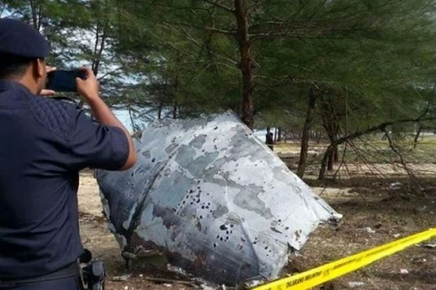 Một mảnh vỡ mới được phát hiện tại Malaysia nghi là của chuyến bay MH370 (Nguồn: Strait Times)