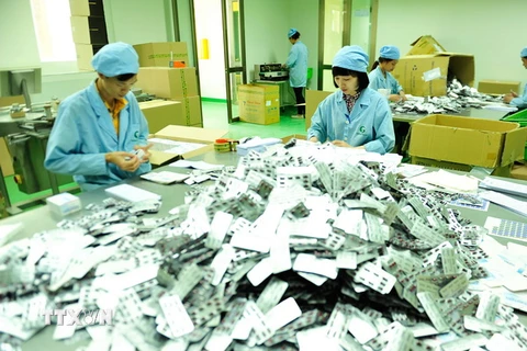 Đóng gói thuốc thành phẩm tại Công ty dược phẩm Sao Kim. (Ảnh: Trọng Đạt/TTXVN)