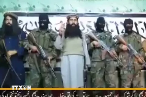 Thủ lĩnh một nhánh quân của Taliban ở Pakistan Khalifa Umar Mansoor (giữa) tại một địa điểm bí mật. (Nguồn: AFP/TTXVN)