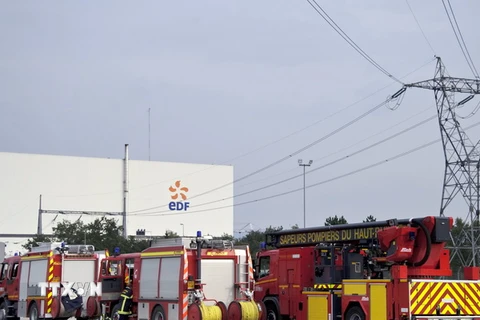 Lính cứu hỏa tới nhà máy điện hạt nhân Fessenheim sau sự cố năm 2012. (Nguồn: AFP/TTXVN)