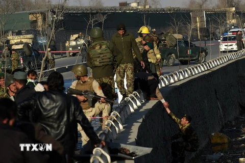 Nhân viên an ninh Afghanistan tại hiện trường một vụ nổ. (Nguồn: AFP/TTXVN)