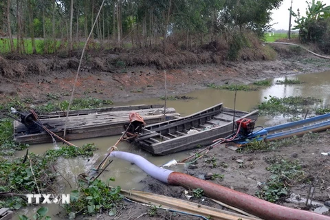 Các con kênh nội đồng ở xã Phong Tân (thị xã Giá Rai, tỉnh Bạc Liêu) đang cạn nước. (Ảnh: Nguyễn Thanh Liêm/TTXVN)