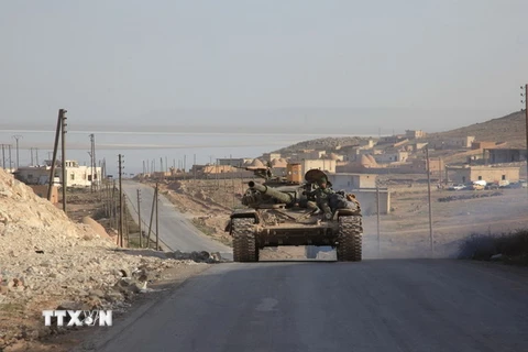 Xe tăng của quân đội chính phủ Syria trong chiến dịch quân sự truy quét phiến quân IS tại làng Zarour và Khanaser, thành phố Aleppo ngày 26/2. (Nguồn: AFP/TTXVN)