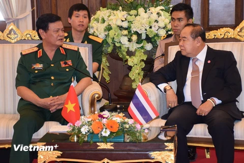 Thứ trưởng Nguyễn Thành Cung hội đàm với Bộ trưởng Quốc phòng Thái Lan Prawit Wongsuwon. (Ảnh: Sơn Nam/Vietnam+)