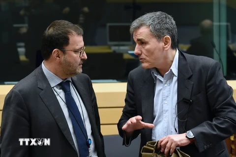 Bộ trưởng Tài chính Hy Lạp Euclid Tsakalotos (phải) tại cuộc họp nhóm Eurogroup ở Brussels ngày 7/3. (Nguồn: AFP/TTXVN)
