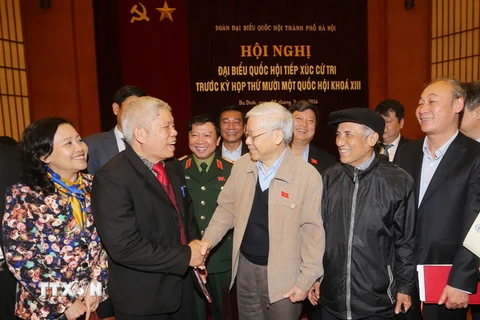 Tổng Bí thư Nguyễn Phú Trọng tiếp xúc cử tri. (Ảnh: Trí Dũng/TTXVN)