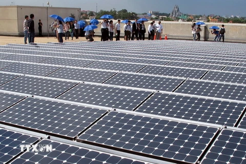 Các tấm pin điện năng lượng mặt trời đươc lắp đặt trên tầng thượng của nhà máy lắp ráp và kiểm định chipset của Intel tại Việt Nam. (Ảnh: Thế Anh/TTXVN)
