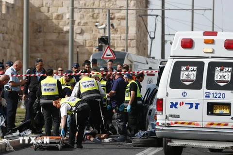 Lực lượng an ninh và cứu hộ Israel làm nhiệm vụ tại hiện trường một vụ xả súng. (Nguồn: AFP/TTXVN)