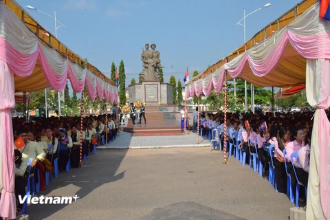 Hơn 1.000 người dân Campuchia dự lễ khánh thành Đài tưởng niệm Liệt sỹ Campuchia-Việt Nam ở thị xã Kampot sáng 11/3. (Ảnh: Chí Hùng/TTXVN)