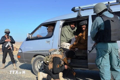 Cảnh sát Afghanistan kiểm tra các phương tiện giao thông trong chiến dịch truy quét phiến quân tại tỉnh Ghazni, miền đông Afghanistan. (Nguồn: THX/TTXVN)
