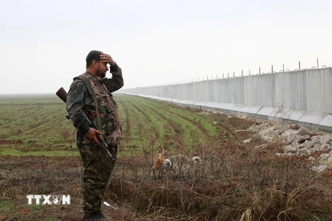 Binh sỹ người Kurd làm nhiệm vụ tại khu vực Ras al-Ain trên biên giới Syria-Thổ Nhĩ Kỳ ngày 2/2. (Nguồn: AFP/TTXVN)