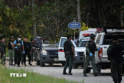Lực lượng rà phá bom Thái Lan điều tra tại hiện trường một vụ nổ bom. (Nguồn: AFP/TTXVN)