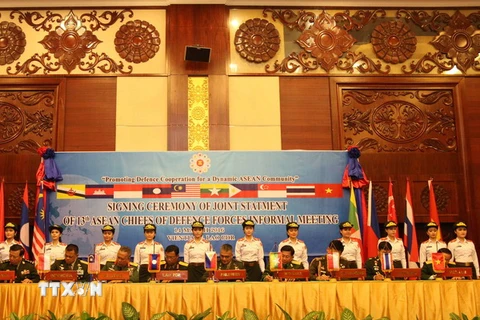 Tư lệnh Lực lượng quốc phòng 10 nước ASEAN ký Tuyên bố chung của Hội nghị. (Ảnh: Phạm Kiên/TTXVN)
