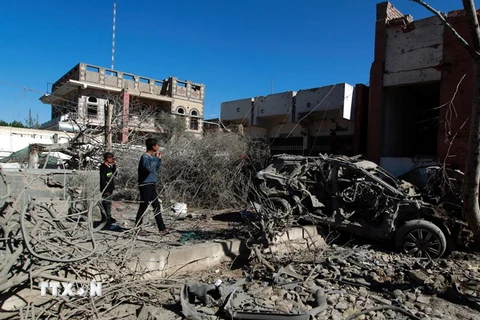 Cảnh đổ nát sau cuộc không kích tại thủ đô Sanaa của Yemen. (Nguồn: AFP/TTXVN)