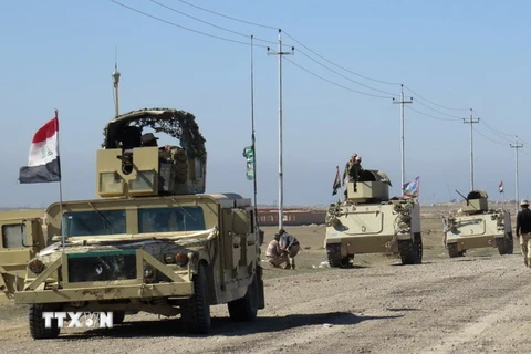 Quân đội Chính phủ Iraq tuần tra tại al-Hamidiyah, phía bắc Ramadi sau khi giành quyền kiểm soát khu vực này từ IS ngày 17/2. (Nguồn: AFP/TTXVN)