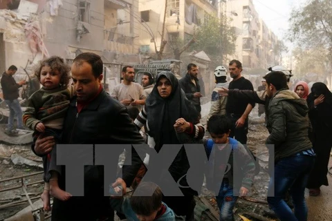 Người dân Syria sơ tán sau các cuộc không kích của quân đội chính phủ vào các mục tiêu của phiến quân ở thành phố Aleppo. (Nguồn: AFP/TTXVN)