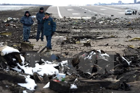 Nhân viên Bộ tình trạng khẩn cấp Nga điều tra tại hiện trường vụ máy bay rơi ở Rostov trên sông Đông ngày 20/3. (Nguồn: AFP/TTXVN)