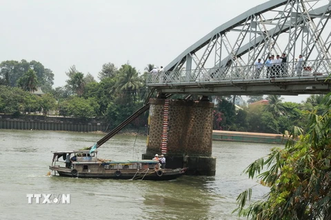 Triển khai thiết bị quét 3D dò lòng sông Đồng Nai nơi cầu Ghềnh bị sập. (Ảnh: Sỹ Tuyên/TTXVN