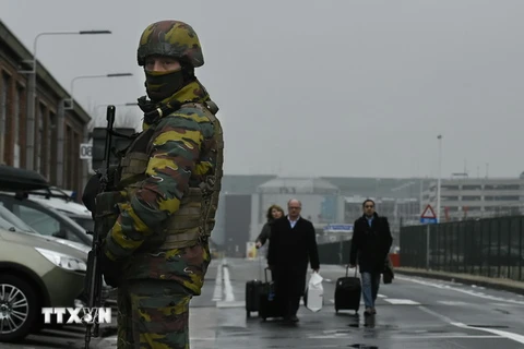 Lực lượng an ninh Bỉ gác trên tuyến đường bên ngoài sân bay Zaventem, một ngày sau vụ đánh bom kép, ngày 23/3. (Nguồn: AFP/TTXVN)