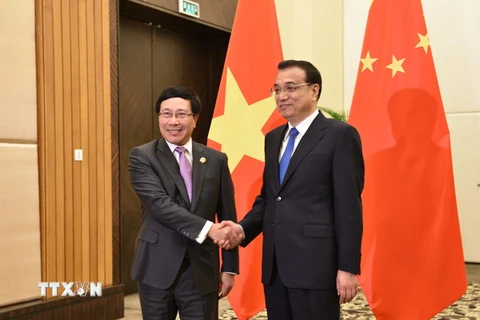 Phó Thủ tướng Chính phủ, Bộ trưởng Bộ Ngoại giao Phạm Bình Minh hội kiến với Thủ tướng Trung Quốc Lý Khắc Cường. (Ảnh: Yến Kiên/TTXVN)