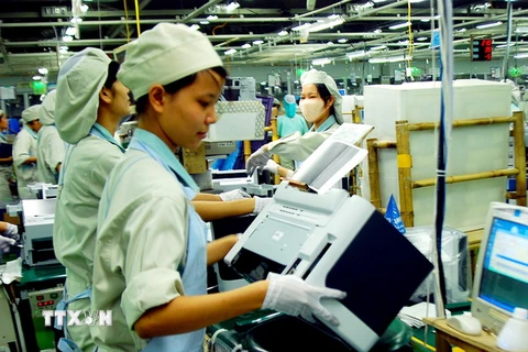 Lắp ráp sản phẩm tại Công ty Samsung Việt Nam, khu công nghiệp Yên Phong, Bắc Ninh. (Ảnh: Thái Hùng/TTXVN)