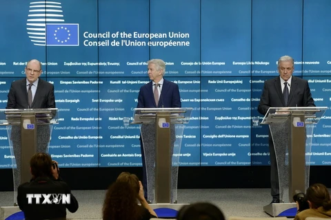 Bộ trưởng Tư pháp Bỉ Koen Geens, Bộ trưởng nội vụ Hà Lan Donald Plasterk và Ủy viên EU phụ trách Di cư và Các vấn đề Nhà cửa Dimitris Avramopoulos trong buổi họp báo sau cuộc họp. (Nguồn: AFP/TTXVN)