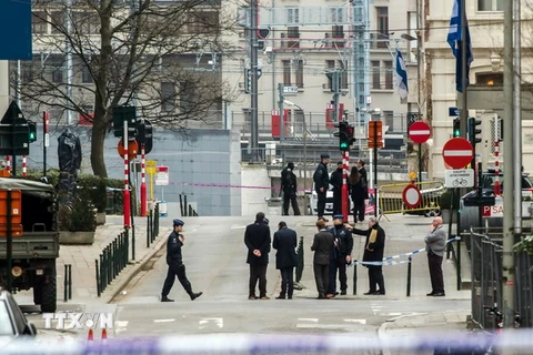 Cảnh sát Bỉ làm nhiệm vụ tại khu vực gần ga tàu điện ngầm Maalbeek ở Brussels sau vụ tấn công ngày 22/3. (Nguồn: AFP/TTXVN)