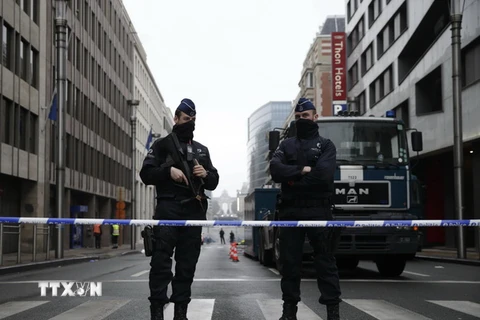Cảnh sát Bỉ làm nhiệm vụ tại khu vực gần ga tàu điện ngầm Maalbeek ở thủ đô Brussels ngày 23/3. (Nguồn: AFP/TTXVN)