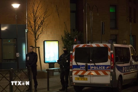 Cảnh sát Pháp làm nhiệm vụ trong cuộc bố ráp ở Argenteuil ngày 24/3. (Nguồn: AFP/TTXVN)