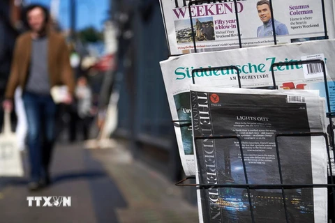Báo giấy The Independent được bày bán tại thủ đô London, Anh ngày 20/3. (Nguồn: AFP/TTXVN)