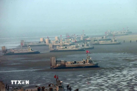 Quân đội Triều Tiên tiến hành cuộc tập trận quy mô lớn bao gồm các nội dung vận chuyển trên biển và đổ bộ tại một địa điểm bí mật ở Triều Tiên. (Nguồn: AFP/TTXVN)