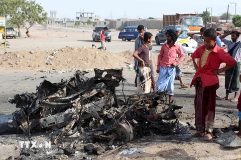 Hiện trường vụ đánh bom liều chết gần bốt kiểm soát quân sự ở quận Shaab, thành phố Aden, Yemen. (Nguồn: AFP/TTXVN)
