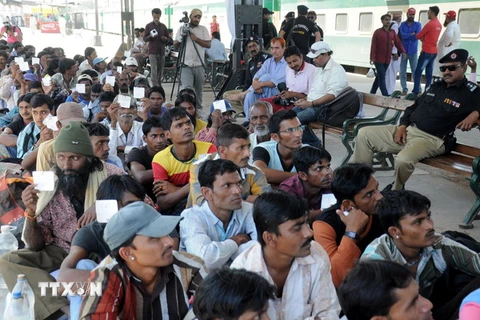 Ngư dân Ấn Độ vừa được trả tự do chờ tại nhà ga ở Karachi ngày 20/3 để hồi hương. (Nguồn: THX/TTXVN)