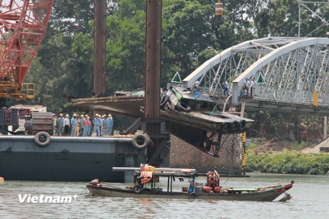 Trục vớt thành công tàu đẩy sà lan đâm sập cầu Ghềnh. (Ảnh: Sỹ Tuyên/Vietnam+)