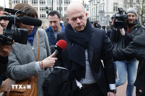 Luật sư của nghi phạm Salah Abdeslam, ông Sven Mary (giữa) trả lời báo giới tại thủ đô Brussels, Bỉ ngày 24/3. (Nguồn: AFP/TTXVN)