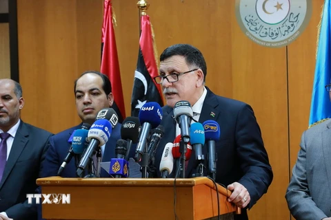 Ông Fayez al-Sarraj (giữa) phát biểu trong cuộc họp báo ở Tripoli, Libya ngày 30/3. (Nguồn: AFP/TTXVN)