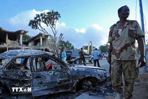 Hiện trường một vụ đánh bom xe ở Mogadishu. (Nguồn: AFP/TTXVN)