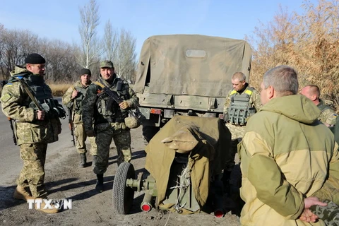 Binh sỹ Ukraine chuyển súng cối tự động Vasilyok 85mm rời làng Peski ngày 7/11. (Nguồn: AFP/TTXVN)
