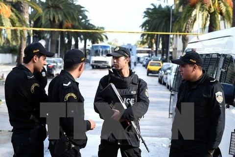 Cảnh sát Tunisia gác tại hiện trường vụ đánh bom ở thủ đô Tunis ngày 25/11/2015. (Nguồn: AFP/TTXVN)