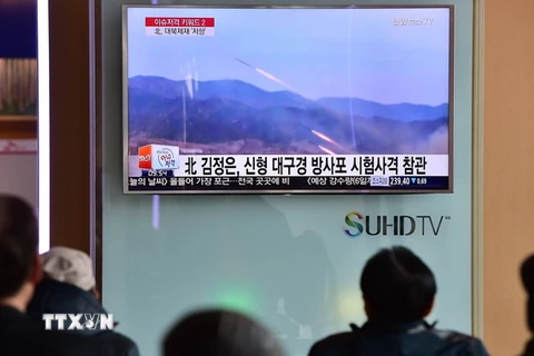 Người dân thủ đô Seoul của Hàn Quốc theo dõi bản tin trên truyền hình về một vụ phóng tên lửa của Triều Tiên ngày 4/3. (Nguồn: AFP/TTXVN)