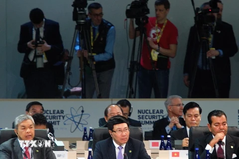  Phó Thủ tướng, Bộ trưởng Ngoại giao Phạm Bình Minh (ngồi giữa) tại phiên họp toàn thể của hội nghị. (Ảnh: Thanh Tuấn/TTXVN)