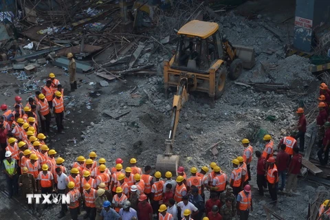 Nhân viên cứu hộ nỗ lực tìm kiếm nạn nhân trong vụ sập cầu ở Kolkata. (Nguồn: AFP/TTXVN)