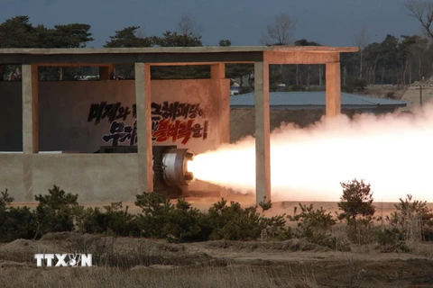 Nhà lãnh đạo Kim Jong Un chỉ đạo cuộc thử nghiệm trên mặt đất động cơ tên lửa đẩy cỡ lớn, dùng nhiên liệu rắn. (Nguồn: THX/TTXVN)